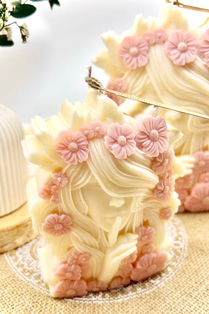 “Flower Goddess” – Skulpturkerze mit floraler Magie | Handgegossene Göttin in Cremeweiß oder farblich abgesetztem Blüten-Design