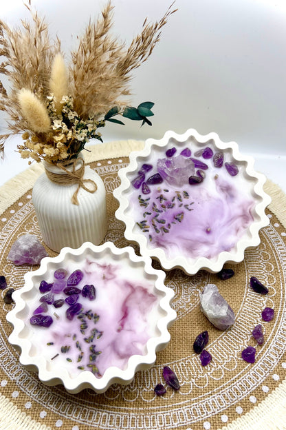 Handgegossene Kristallkerzen mit Rosenquarz, Amethyst & Turmalin in dekorativer Schale