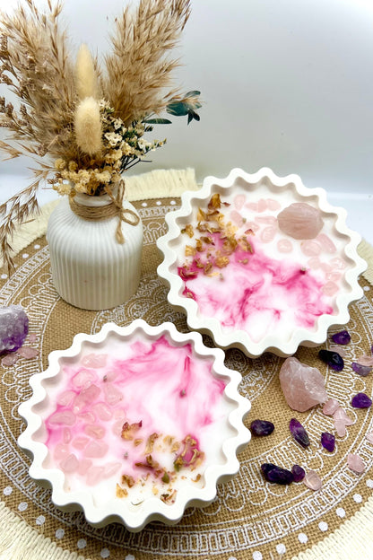 Handgegossene Kristallkerzen mit Rosenquarz, Amethyst & Turmalin in dekorativer Schale