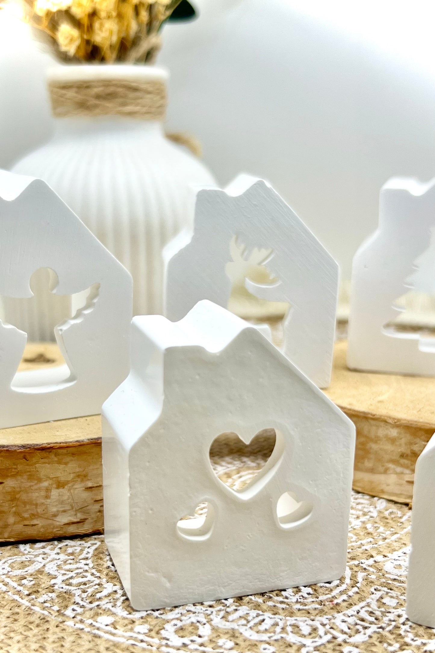 Leucht-Häuschen aus handgegossener Keramik inkl. LED-Licht & Geschenkverpackung – Weihnachtsdeko & Geschenkidee