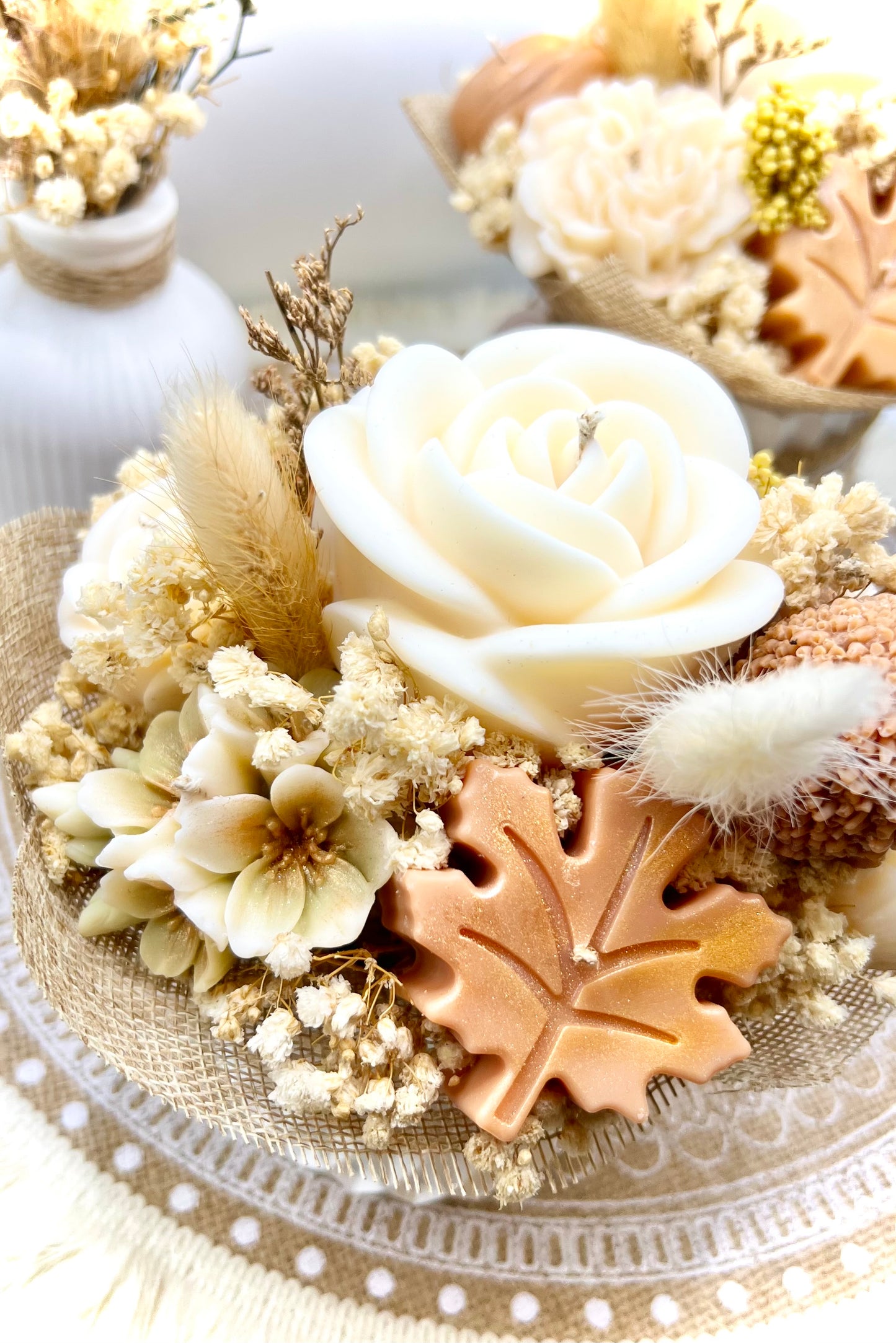 Herbst Blumenstrauß Kerze – Handgemachter Deko-Strauß mit Blüten, Kürbis & Igel