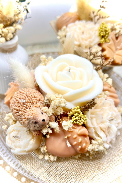 Herbst Blumenstrauß Kerze – Handgemachter Deko-Strauß mit Blüten, Kürbis & Igel
