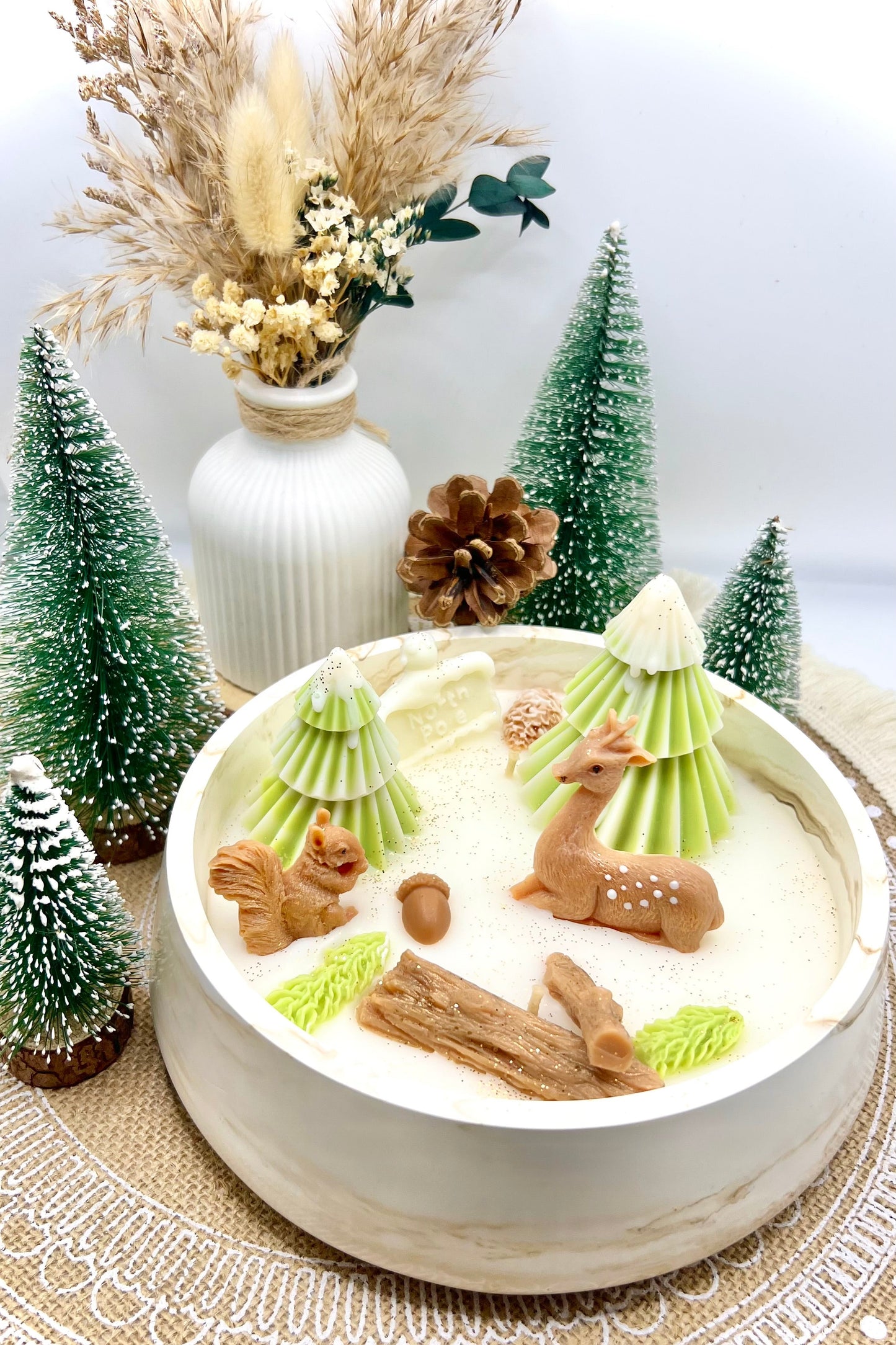 Winterwald Kerze – handgegossene Weihnachtskerze mit liebevollen Details | Winterliche Duftkerze & Geschenkidee