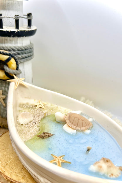 Meeresbrise – Duftkerze im Keramikboot | Schildkröte oder Delfine | Handgegossen mit maritimen Details