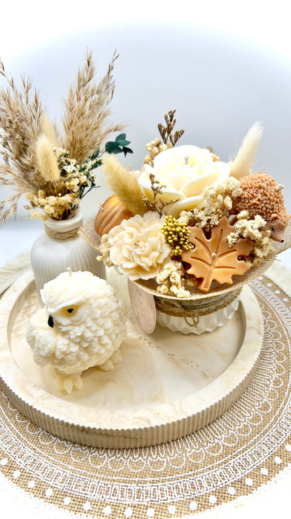 Herbst Blumenstrauß Kerze – Handgemachter Deko-Strauß mit Blüten, Kürbis & Igel