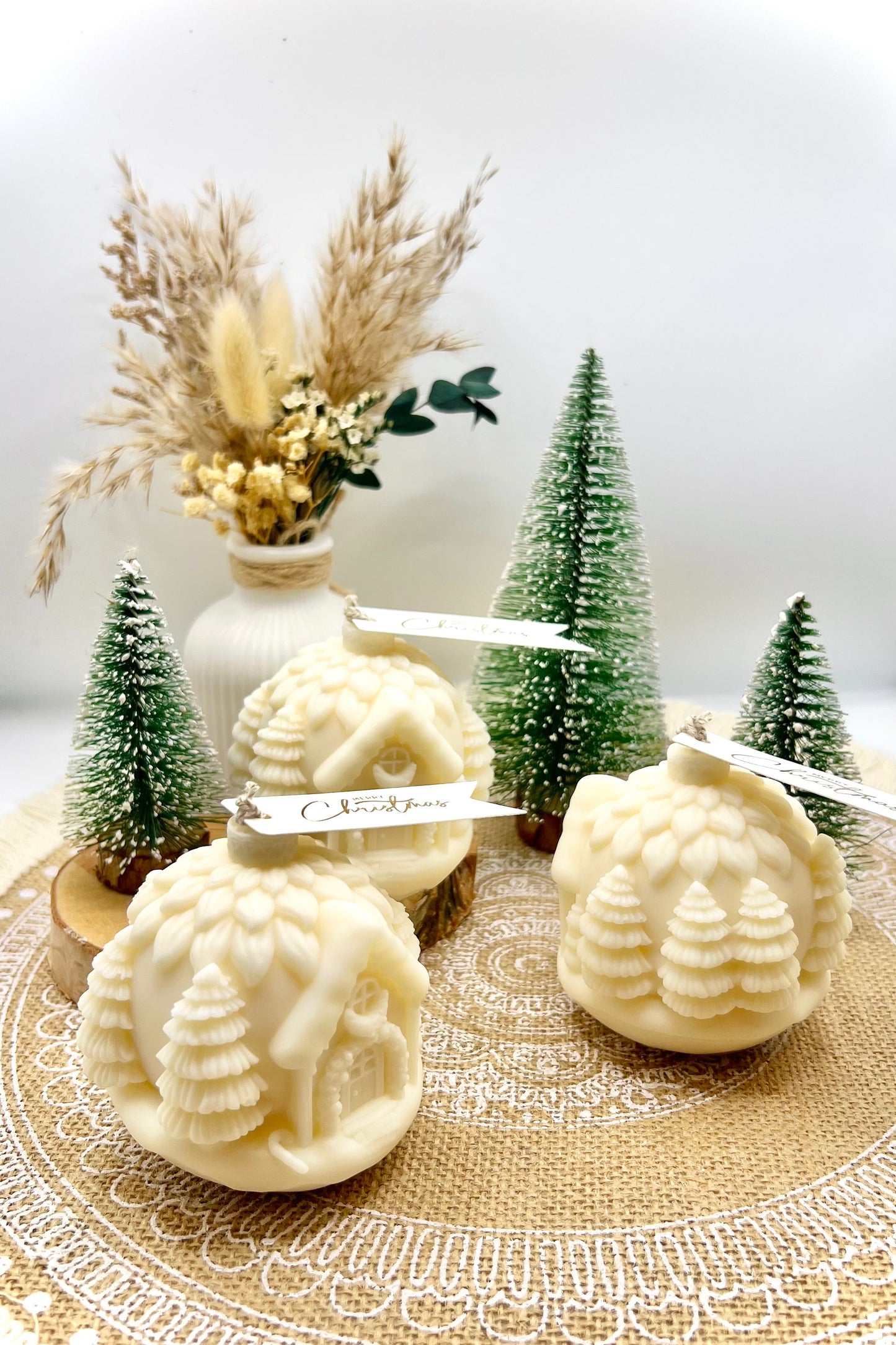 Weihnachtskugeln-Kerze „Waldhütte“ – Winterzauber aus handgegossenem Naturwachs