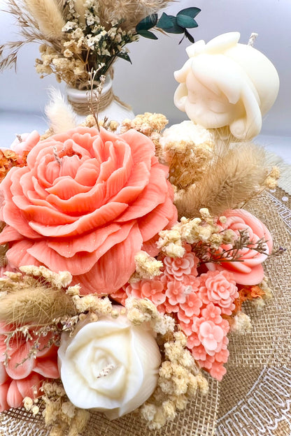 Kerzen-Blumenstrauß im handgegossenen Keramiktopf – zarte Eleganz in natürlichen Tönen