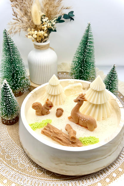 Winterwald Kerze – handgegossene Weihnachtskerze mit liebevollen Details | Winterliche Duftkerze & Geschenkidee