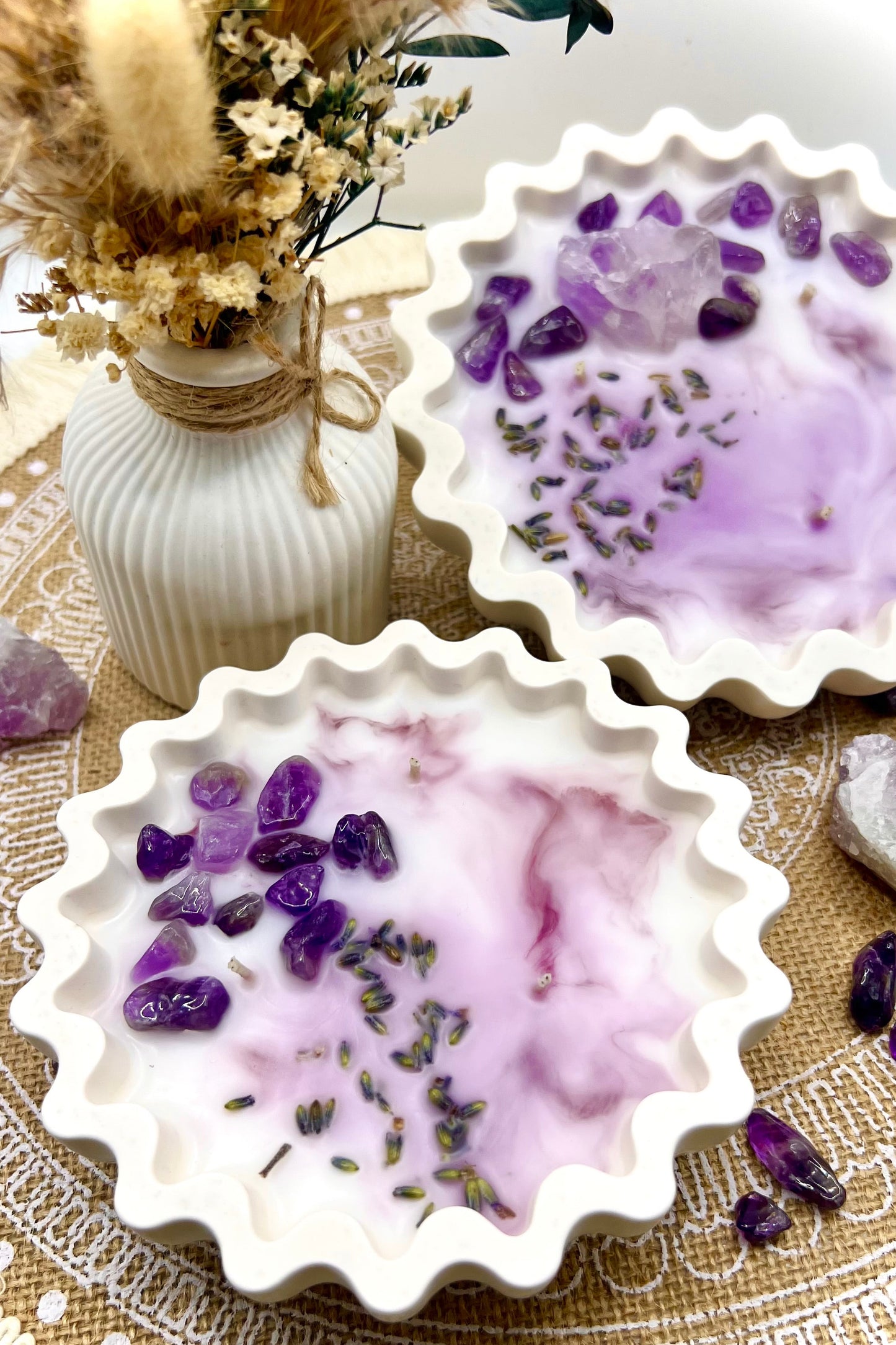 Handgegossene Kristallkerzen mit Rosenquarz, Amethyst & Turmalin in dekorativer Schale