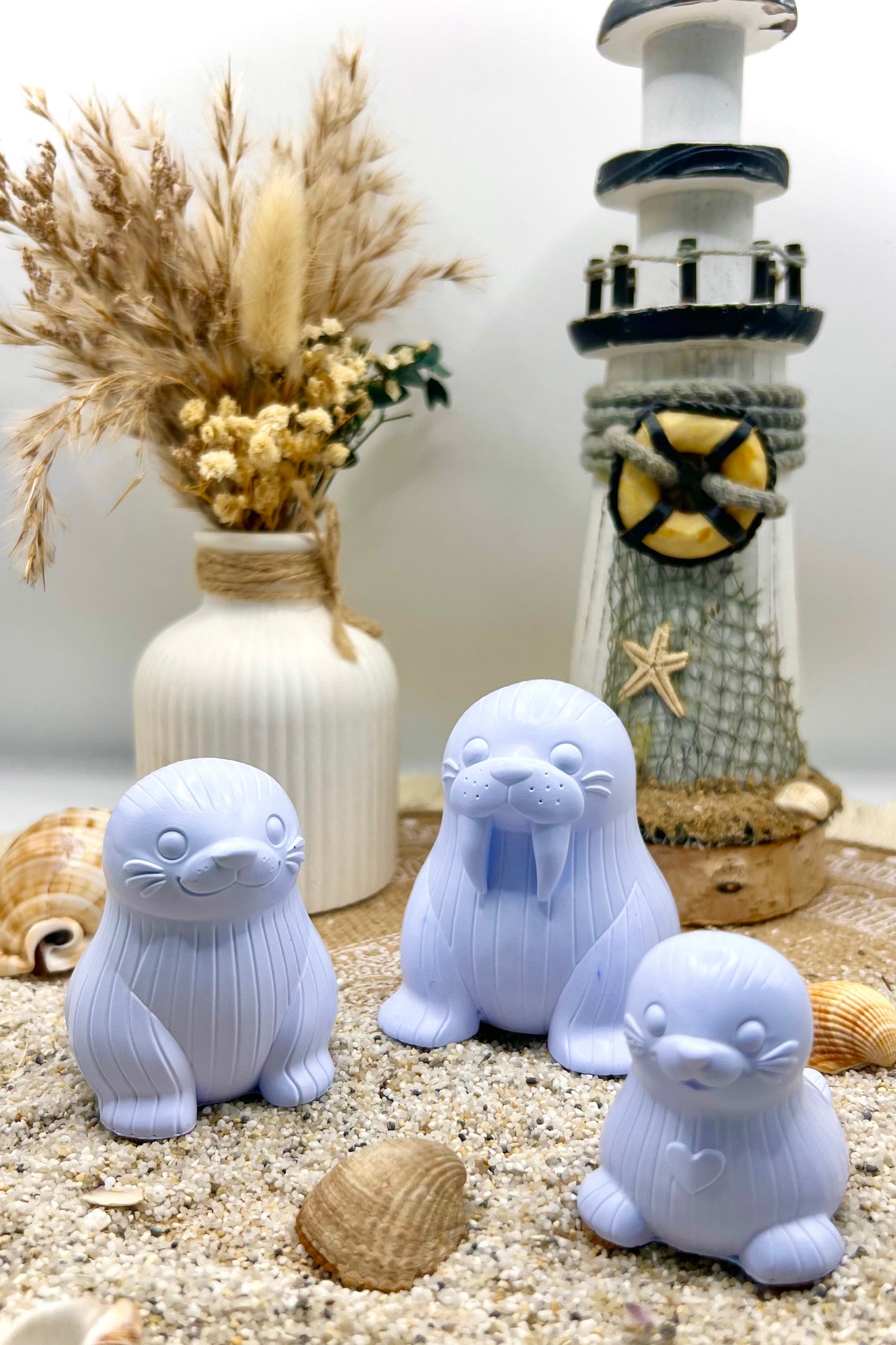 Handgegossene Robbenfiguren aus Keramik – maritime Deko im Küstenstil