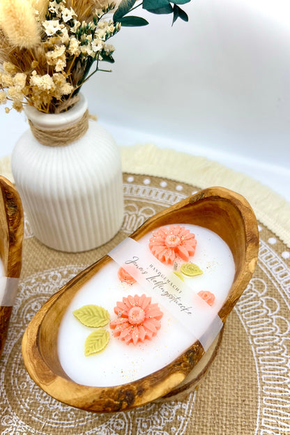 Blüten-Duftkerze in Olivenholzschale – Handgegossen & natürlich schön
