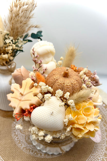 Herbst Blumenstrauß Kerze – Handgemacht mit Kürbis & Igel