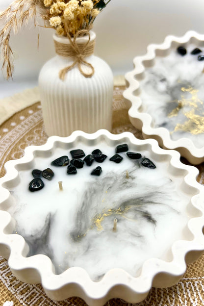 Handgegossene Kristallkerzen mit Rosenquarz, Amethyst & Turmalin in dekorativer Schale