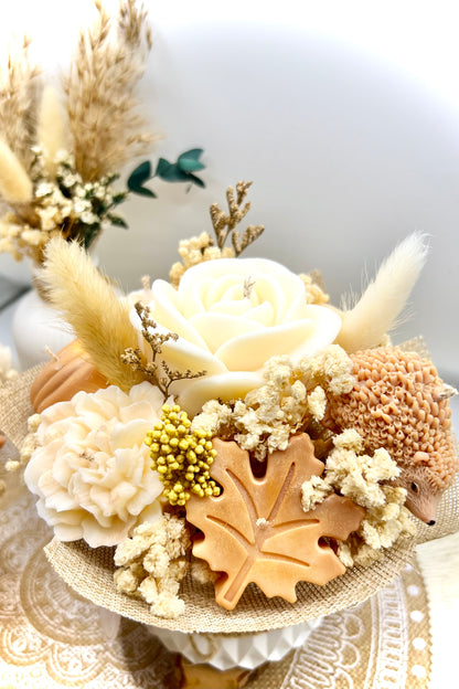 Herbst Blumenstrauß Kerze – Handgemachter Deko-Strauß mit Blüten, Kürbis & Igel