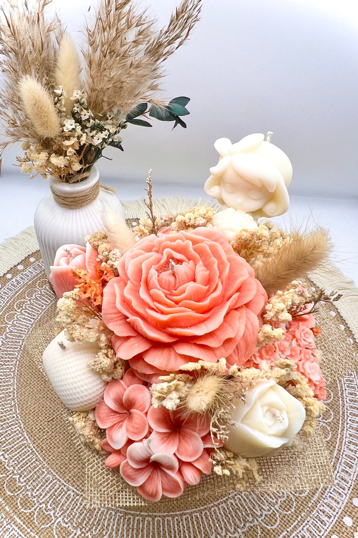 Kerzen-Blumenstrauß im handgegossenen Keramiktopf – zarte Eleganz in natürlichen Tönen