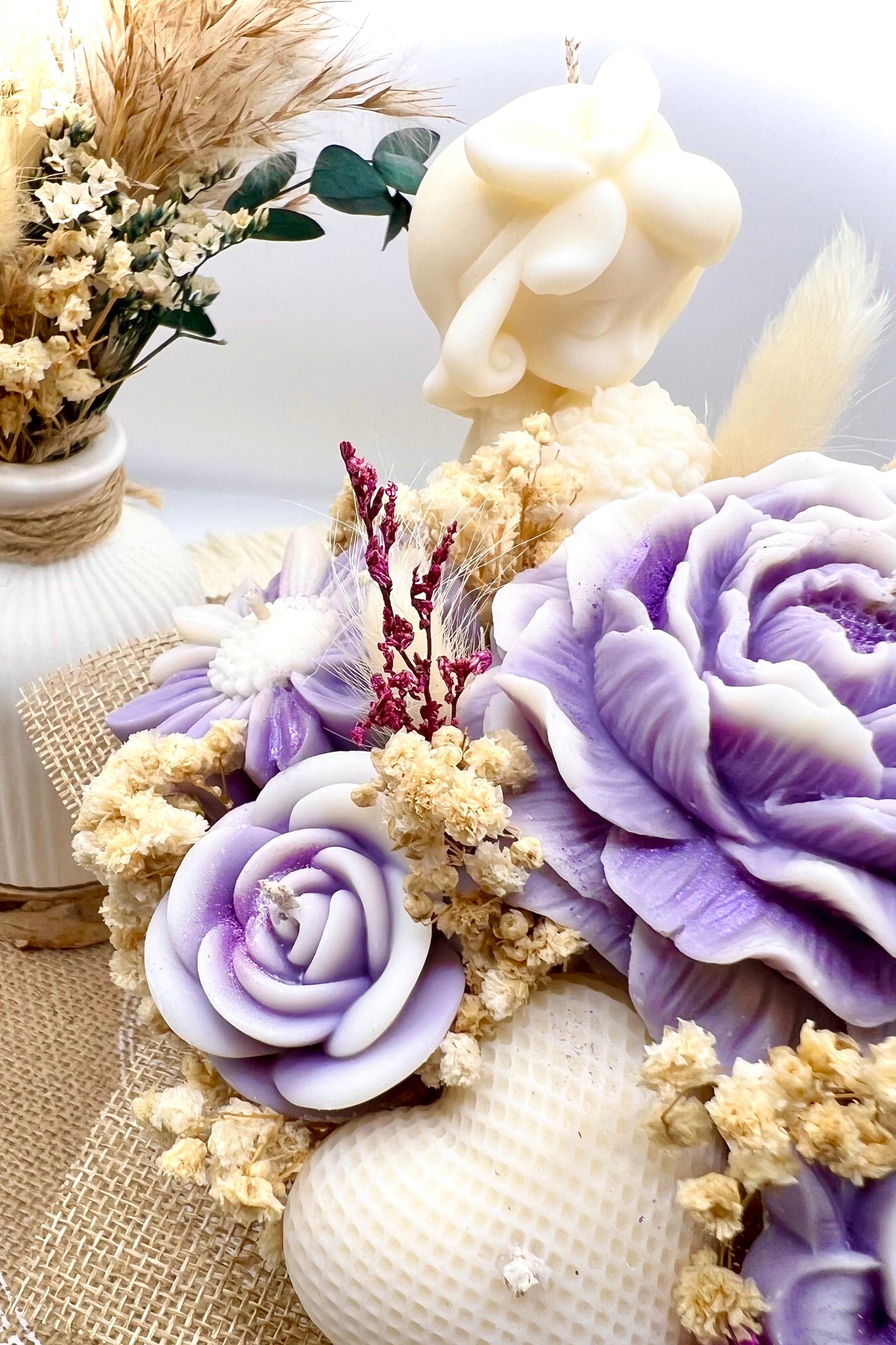 Kerzen-Blumenstrauß im handgegossenen Keramiktopf – zarte Eleganz in natürlichen Tönen