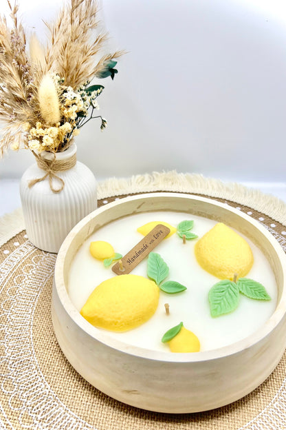 Sommerfrische Zitronella-Duftkerze – handgegossen in eleganter Keramikschale mit Zitronen-Dekor