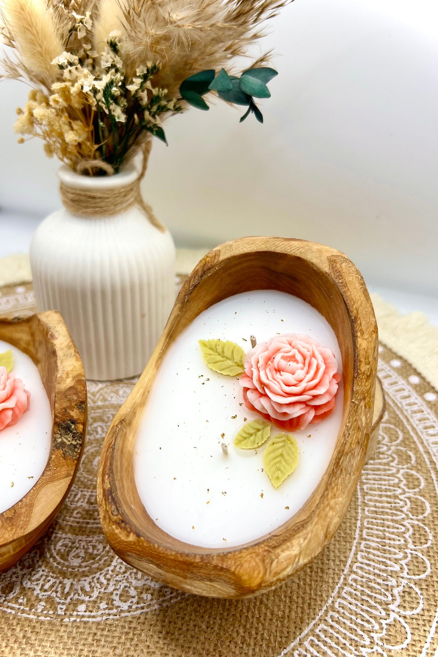 Blüten-Duftkerze in Olivenholzschale – Handgegossen & natürlich schön