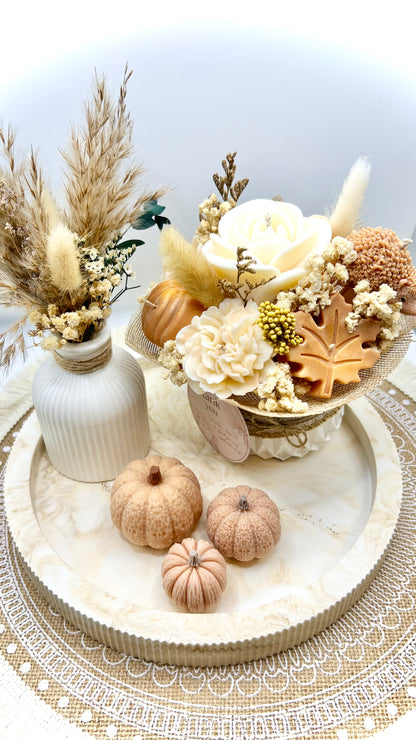 Herbst Blumenstrauß Kerze – Handgemachter Deko-Strauß mit Blüten, Kürbis & Igel