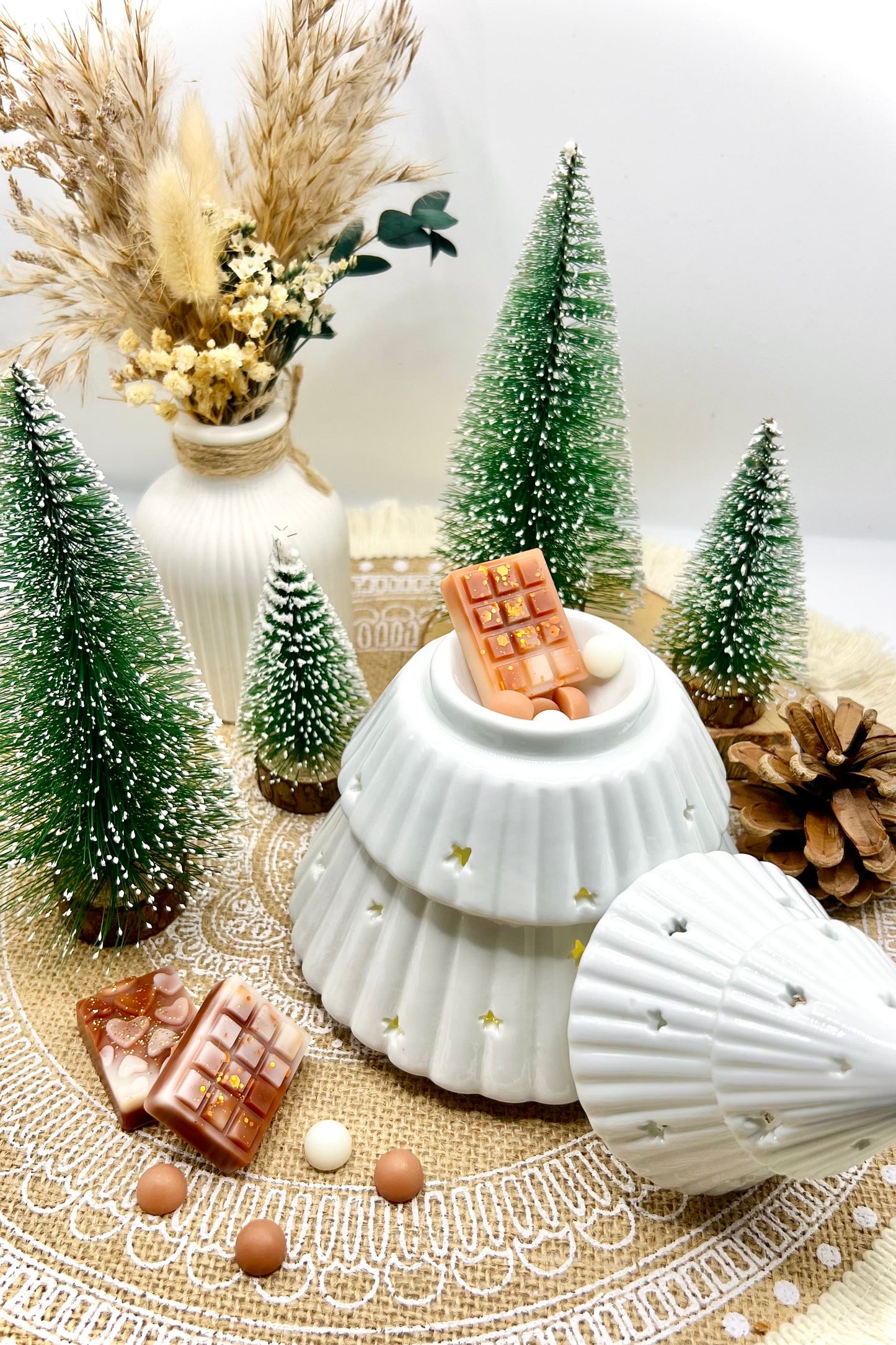 Duftlampe Tannenbaum aus weißer Keramik – Weihnachtsdeko & Geschenkidee für gemütliche Abende