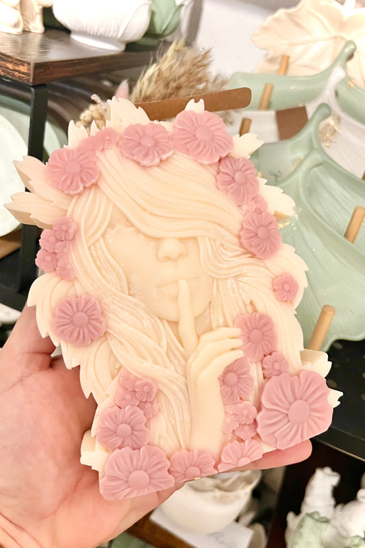B-Ware - “Flower Goddess” – Kerze mit floraler Magie | Handgegossene Göttin mit farblich abgesetztem Blüten-Design