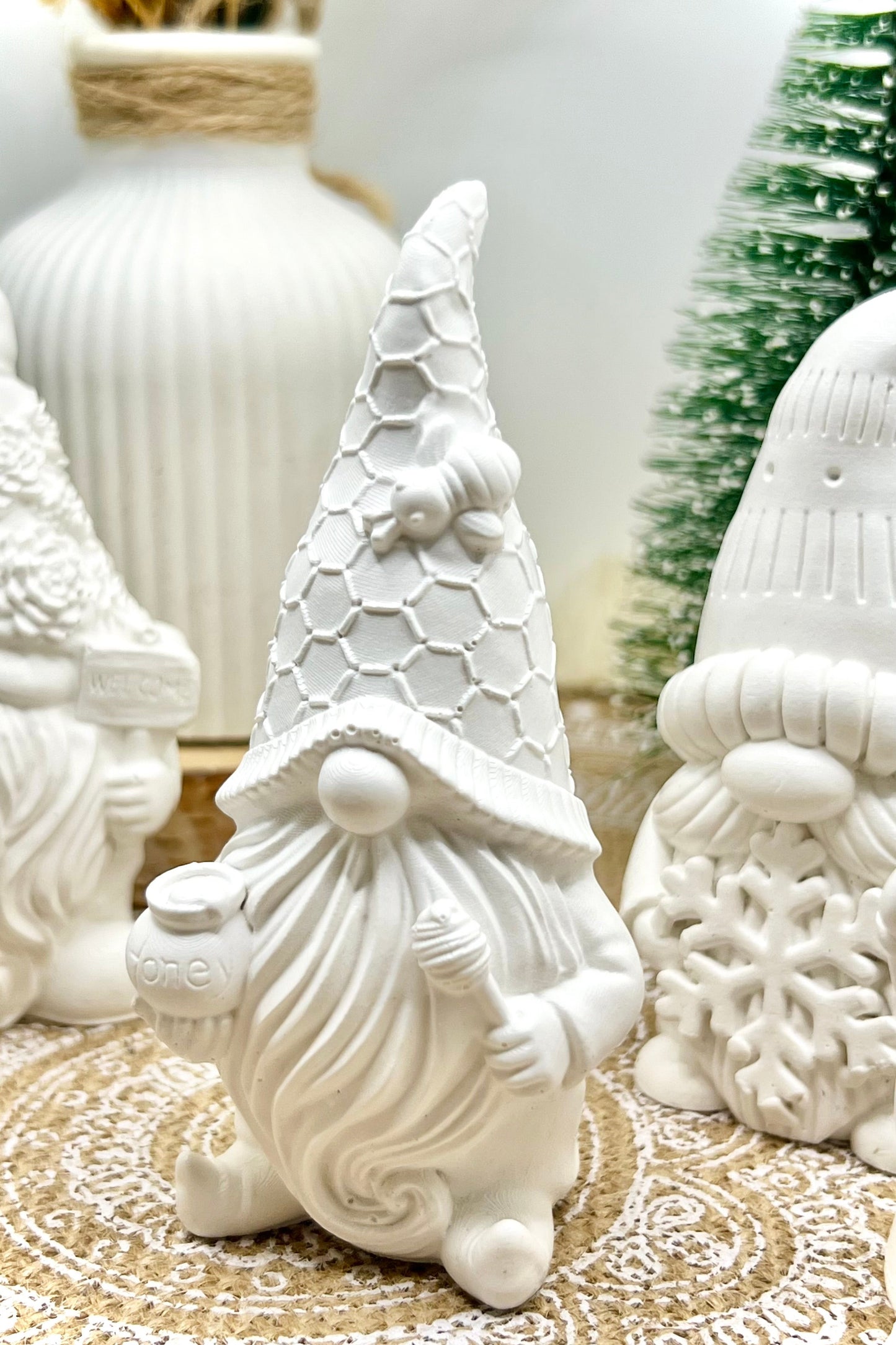 Winterliche Wichtel aus Keramik – handgegossene Unikate, stilvolle Weihnachtsdeko & Geschenkidee