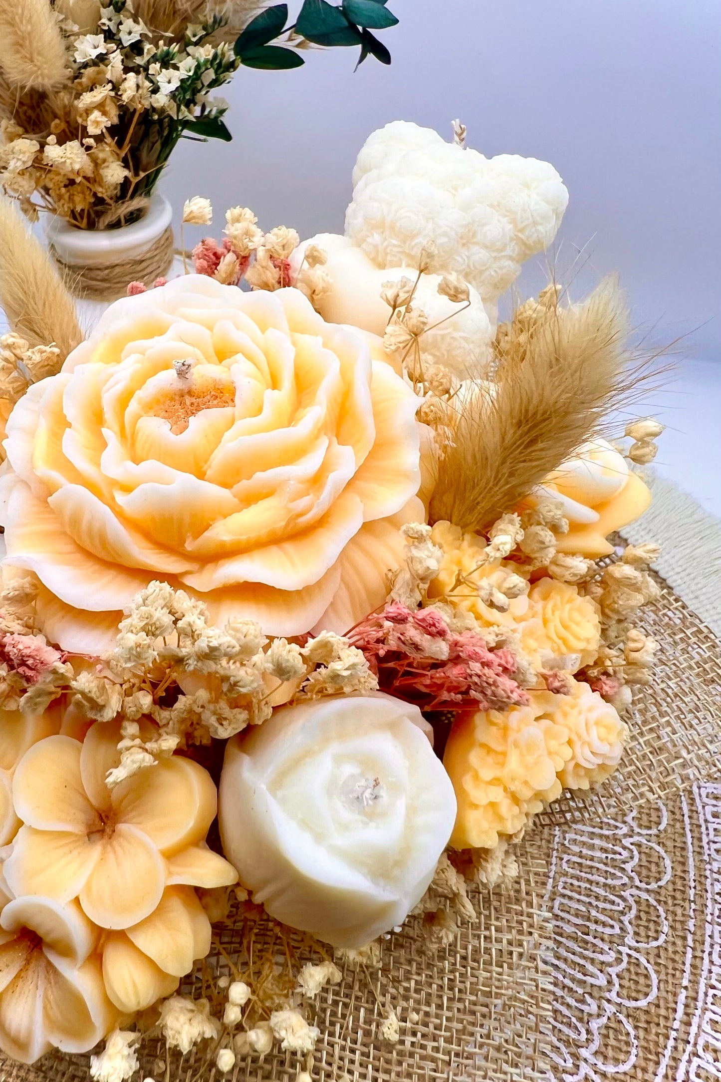 Kerzen-Blumenstrauß im handgegossenen Keramiktopf – zarte Eleganz in natürlichen Tönen