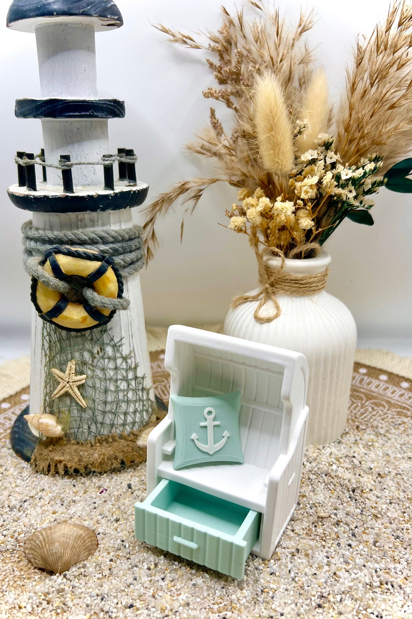 Maritimer Miniatur-Strandkorb – handgegossene Küstendeko mit 3D-Details