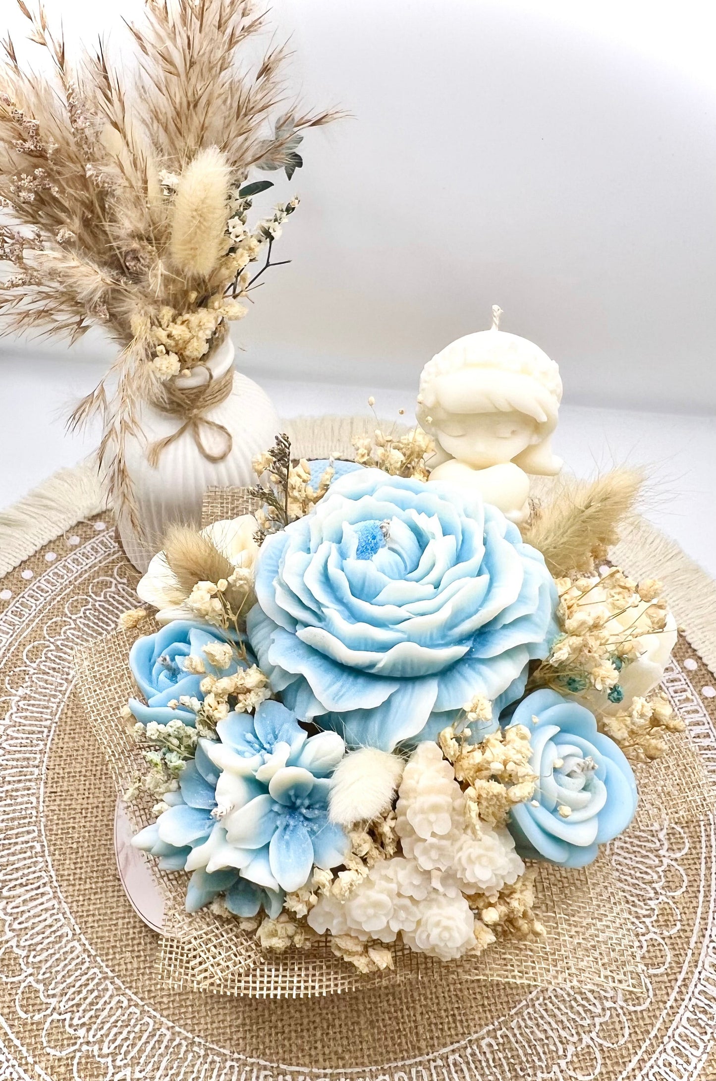 Kerzen-Blumenstrauß im handgegossenen Keramiktopf – zarte Eleganz in natürlichen Tönen