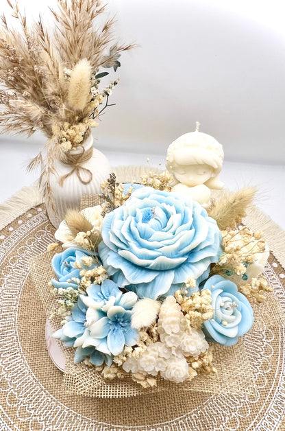 Kerzen-Blumenstrauß im handgegossenen Keramiktopf – zarte Eleganz in natürlichen Tönen