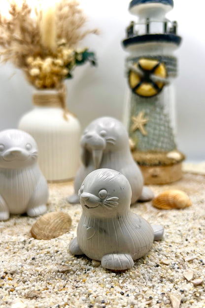 Handgegossene Robbenfiguren aus Keramik – maritime Deko im Küstenstil