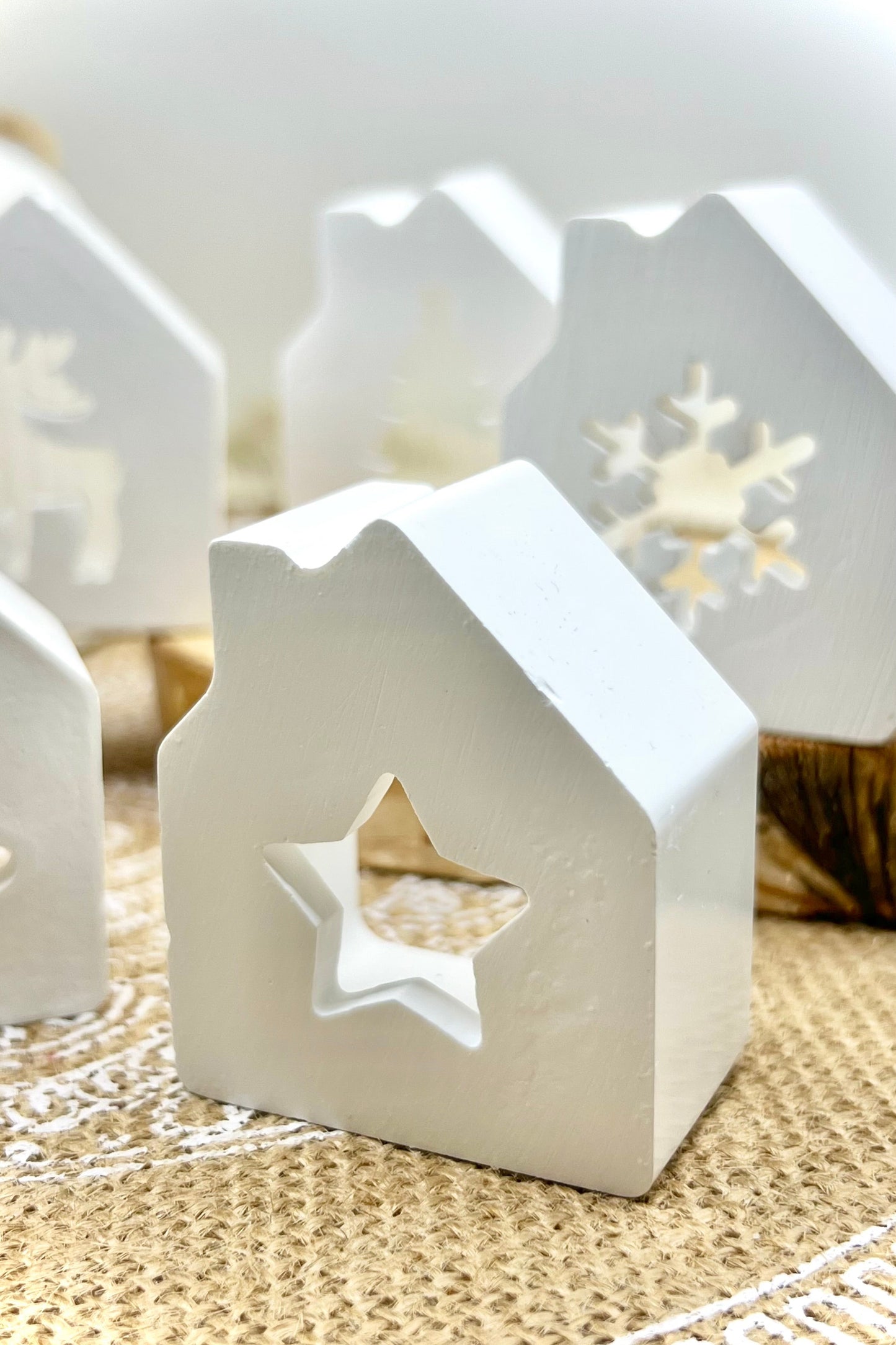 Leucht-Häuschen aus handgegossener Keramik inkl. LED-Licht & Geschenkverpackung – Weihnachtsdeko & Geschenkidee