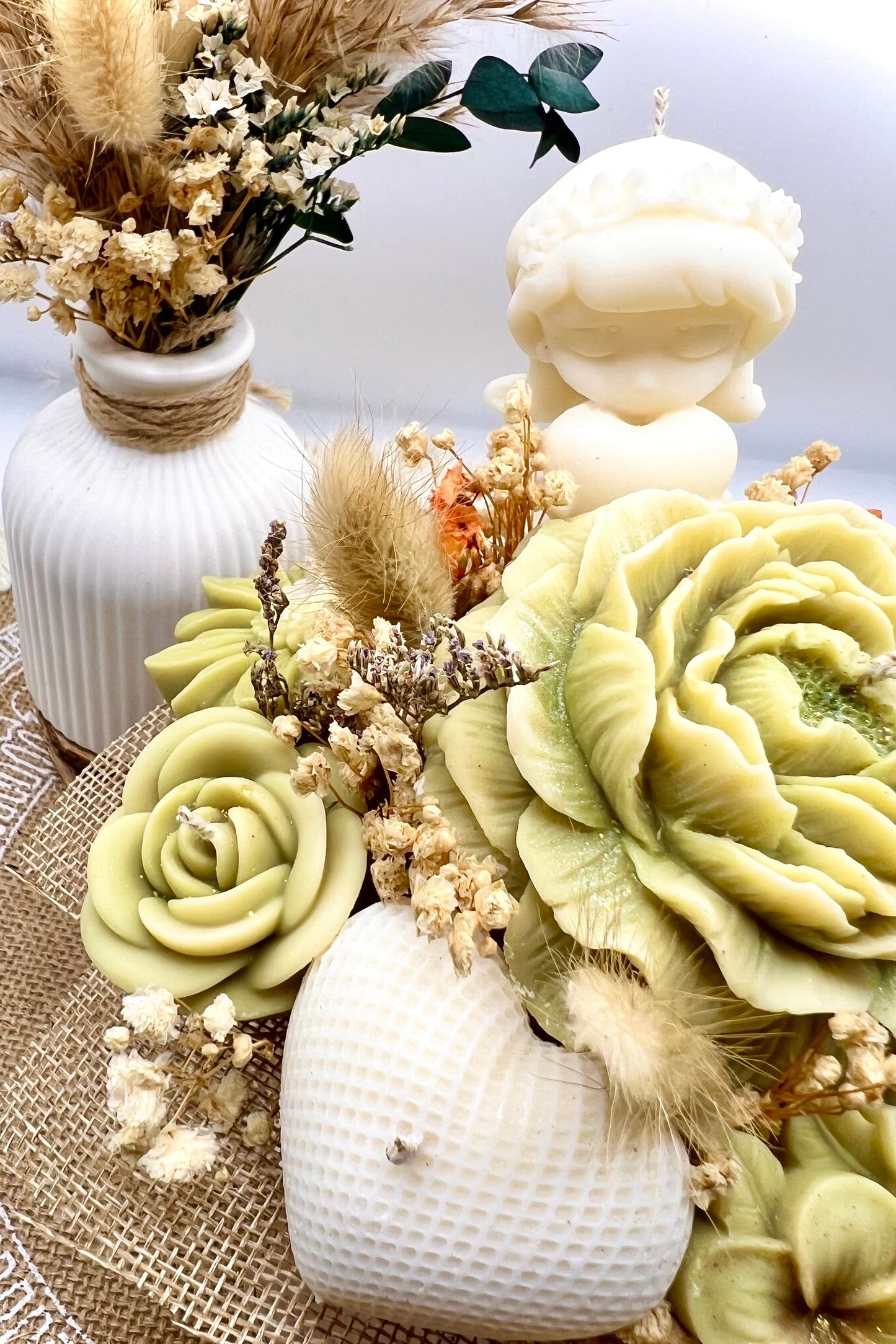 Kerzen-Blumenstrauß im handgegossenen Keramiktopf – zarte Eleganz in natürlichen Tönen