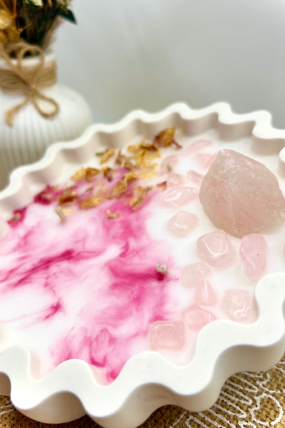 Handgegossene Kristallkerzen mit Rosenquarz, Amethyst & Turmalin in dekorativer Schale