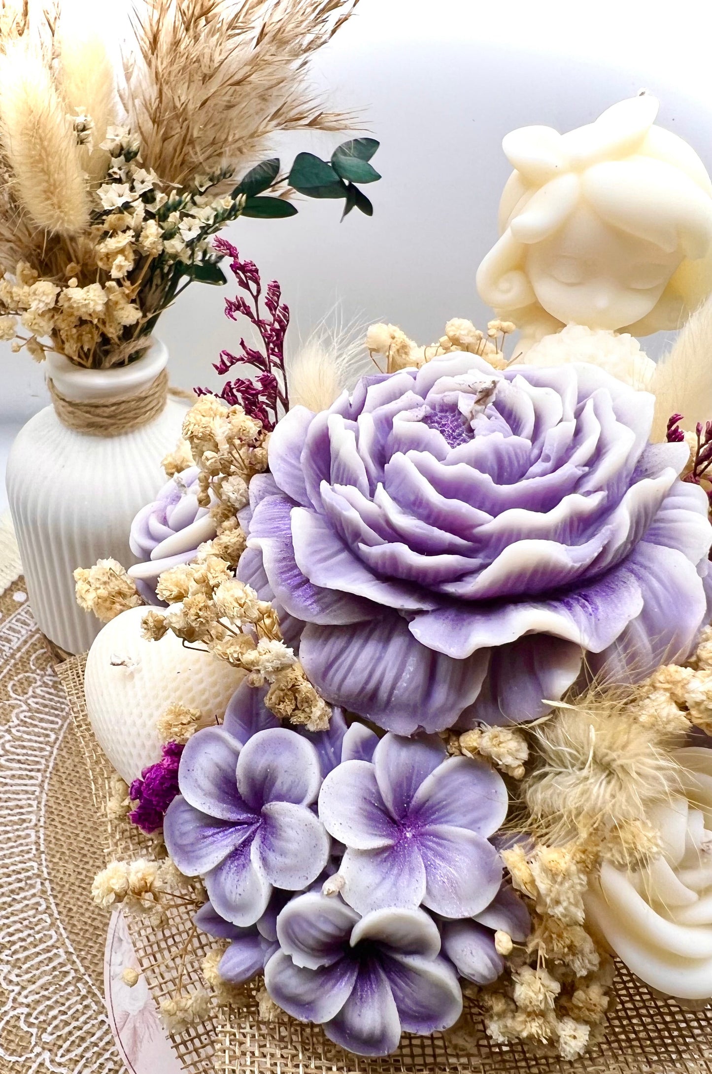 Kerzen-Blumenstrauß im handgegossenen Keramiktopf – zarte Eleganz in natürlichen Tönen