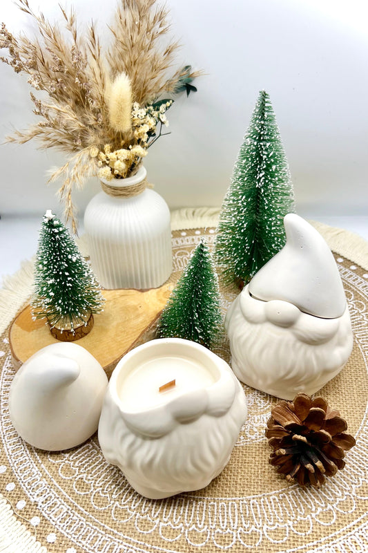 Weihnachtsmann-Kerze „Evening Snow“ – handgegossen mit Holzdocht, Winterduft & wiederverwendbarer Keramik