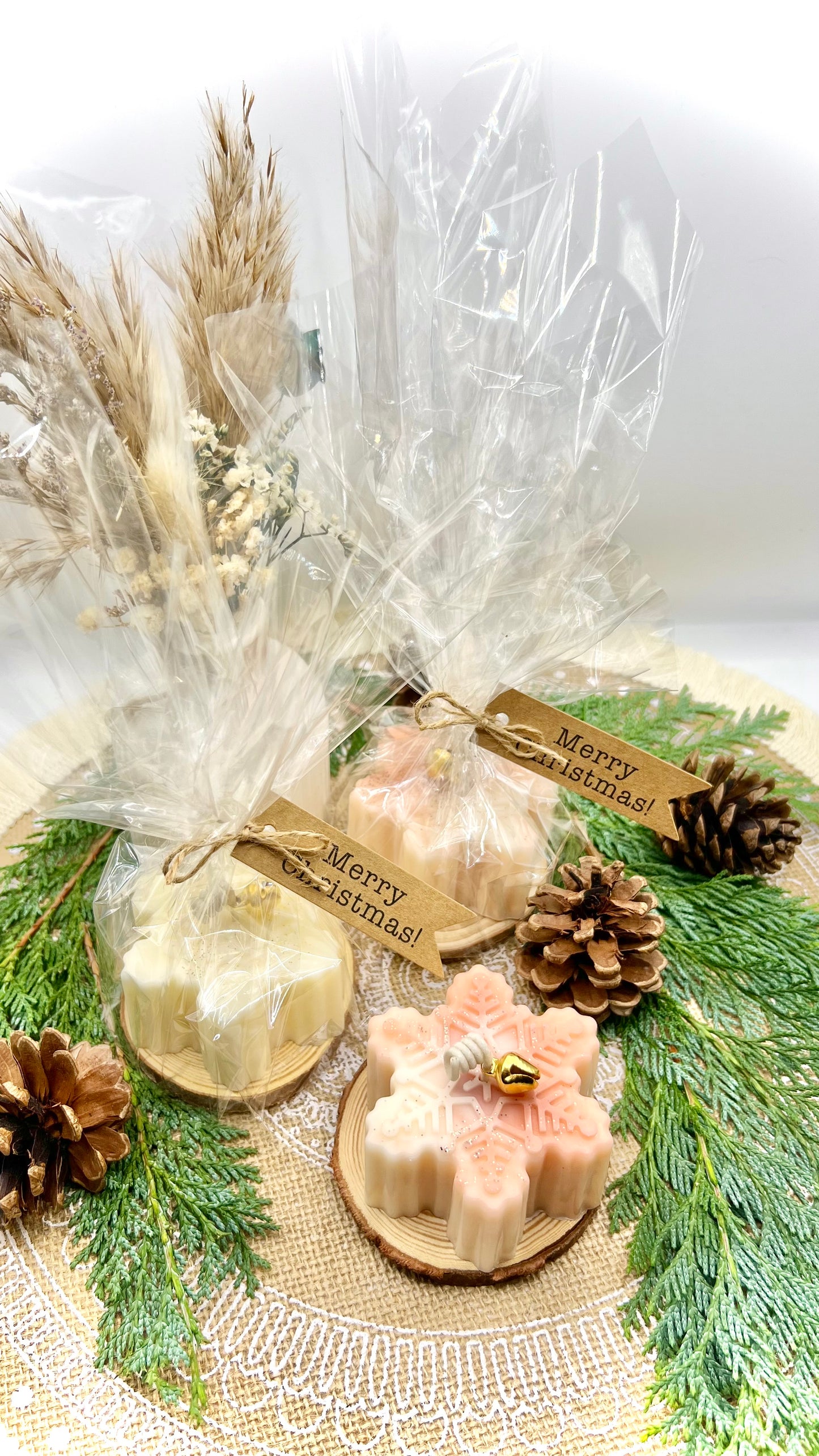 Winterkerze „Snowflake“ – handgegossene Schneeflocke mit Glöckchen, 4 Varianten