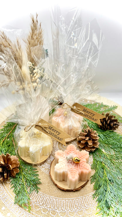 Winterkerze „Snowflake“ – handgegossene Schneeflocke mit Glöckchen, 4 Varianten