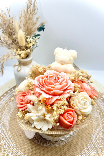 Kerzen-Blumenstrauß im stilvollen, handgegossenen Keramiktopf – zarte Eleganz in natürlichen Tönen