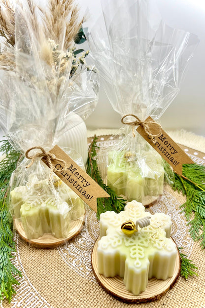 Winterkerze „Snowflake“ – handgegossene Schneeflocke mit Glöckchen, 4 Varianten