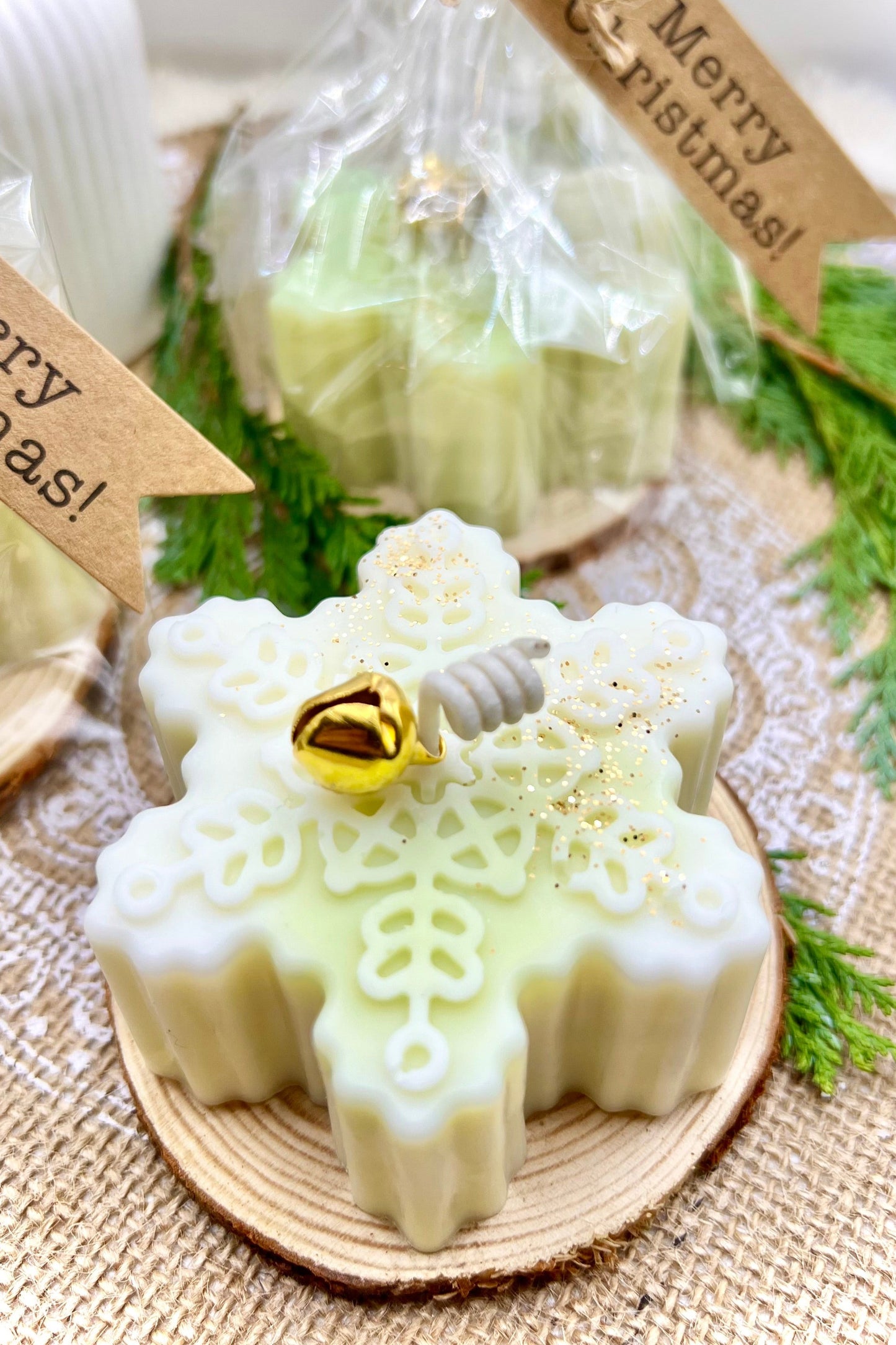 Winterkerze „Snowflake“ – handgegossene Schneeflocke mit Glöckchen, 4 Varianten