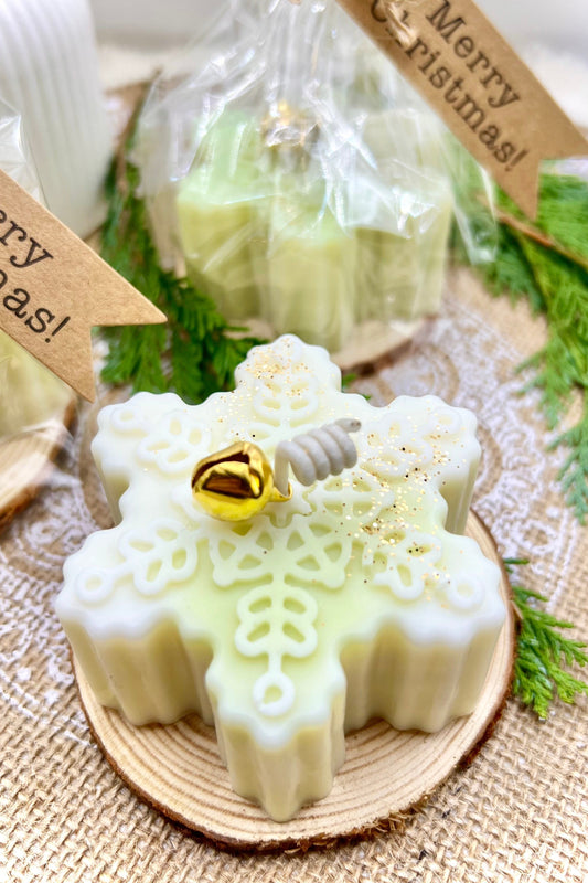 Winterkerze „Snowflake“ – handgegossene Schneeflocke mit Glöckchen, 4 Varianten