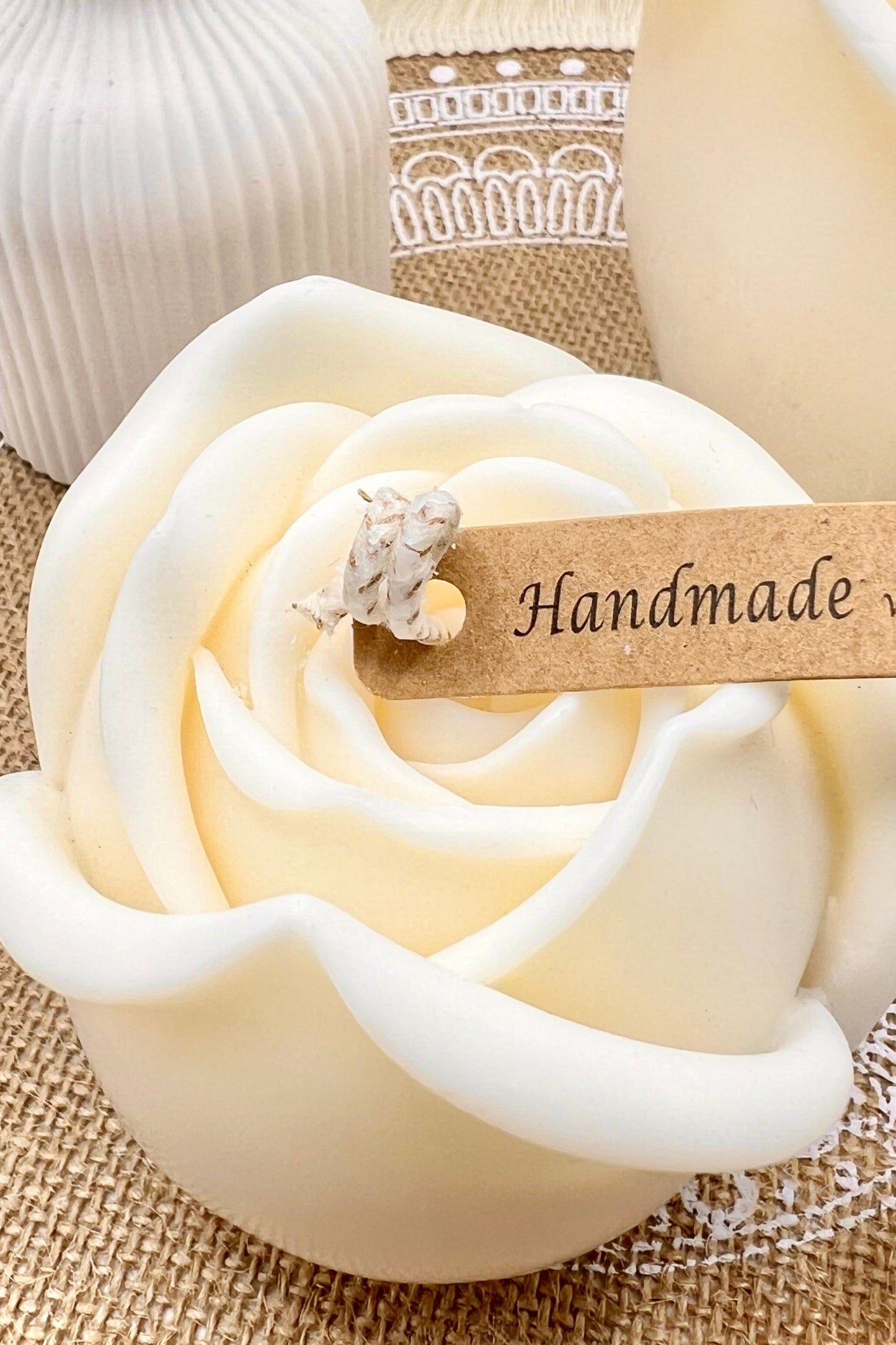 Elegante handgefertige Rosen Kerze in 2 Größen