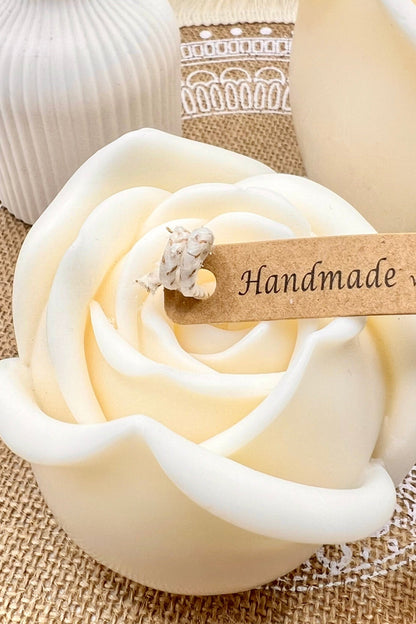 Elegante handgefertige Rosen Kerze in 2 Größen