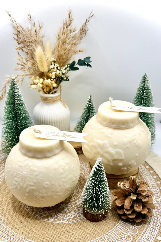 Weihnachtskugelkerze handgegossen | Schneeflocke oder Weihnachtsstern | Soja-Pflanzenwachsmischung | ca. 10 cm | Winterkerze