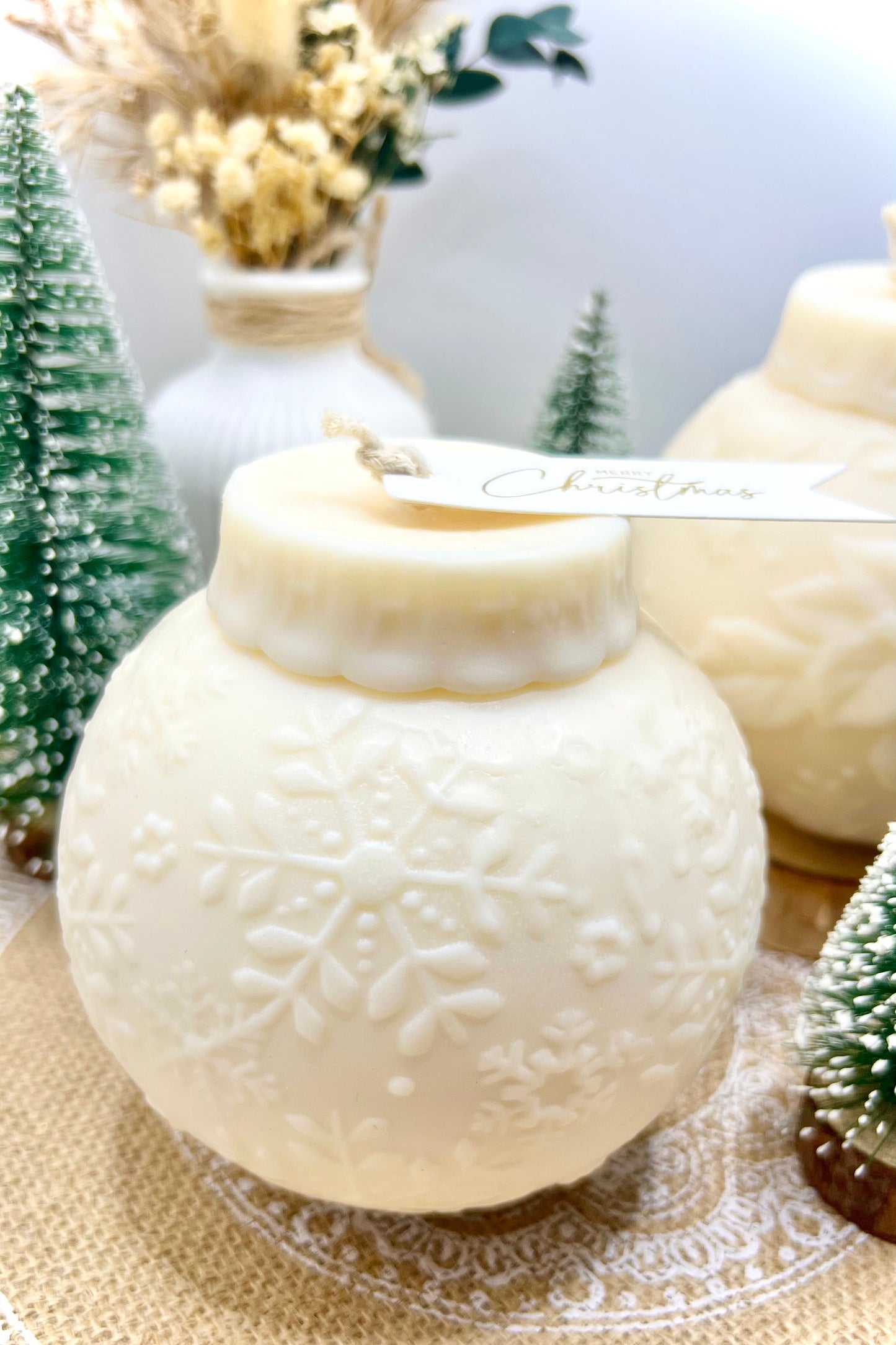 Weihnachtskugelkerze handgegossen | Schneeflocke oder Weihnachtsstern | Soja-Pflanzenwachsmischung | ca. 10 cm | Winterkerze