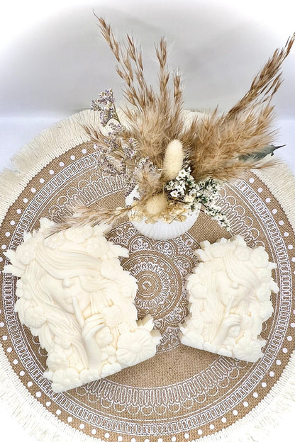 “Flower Goddess” – Skulpturkerze mit floraler Magie | Handgegossene Göttin in Cremeweiß oder farblich abgesetztem Blüten-Design