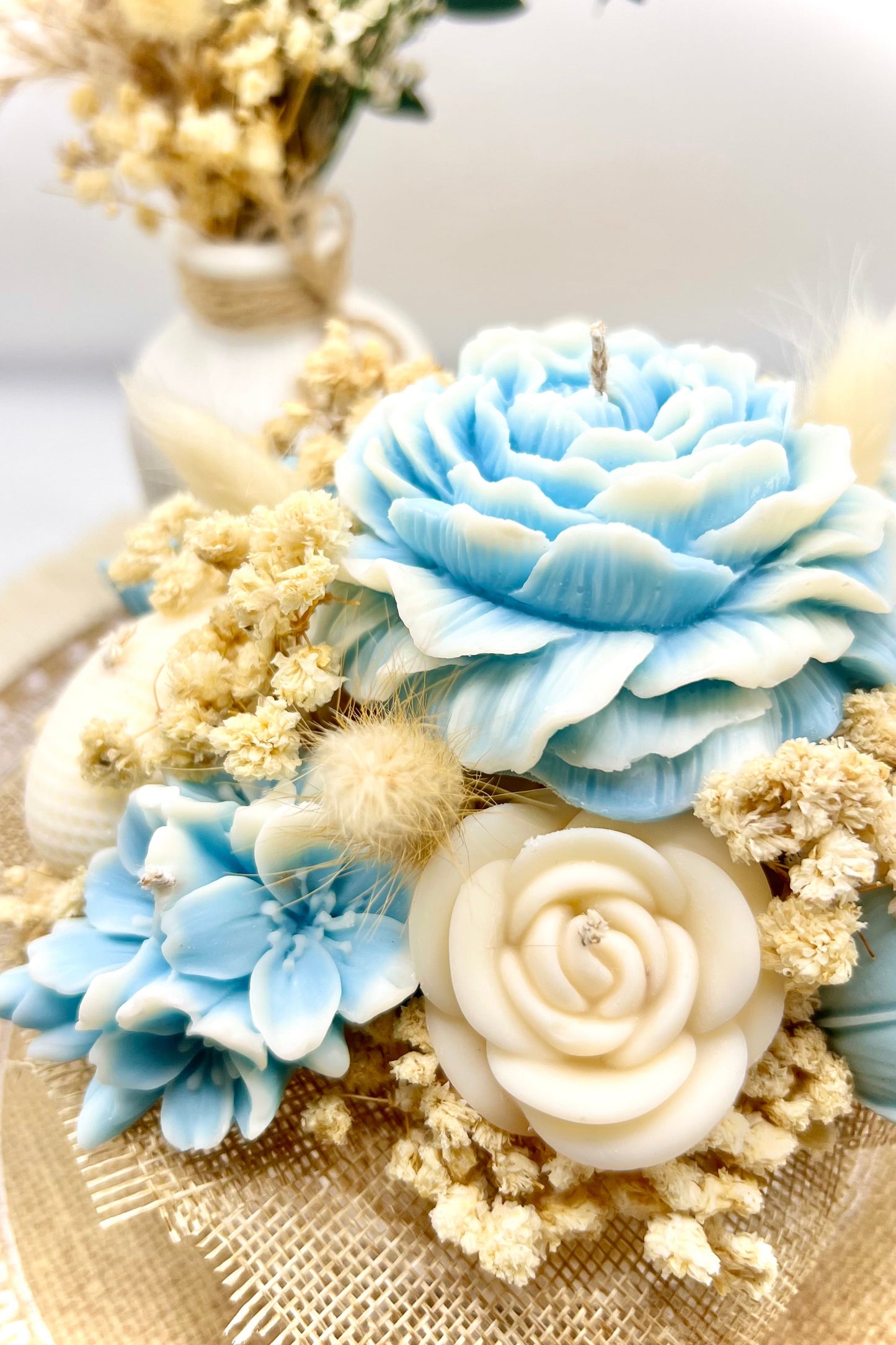 Kerzen-Blumenstrauß im handgegossenen Keramiktopf – zarte Eleganz in natürlichen Tönen