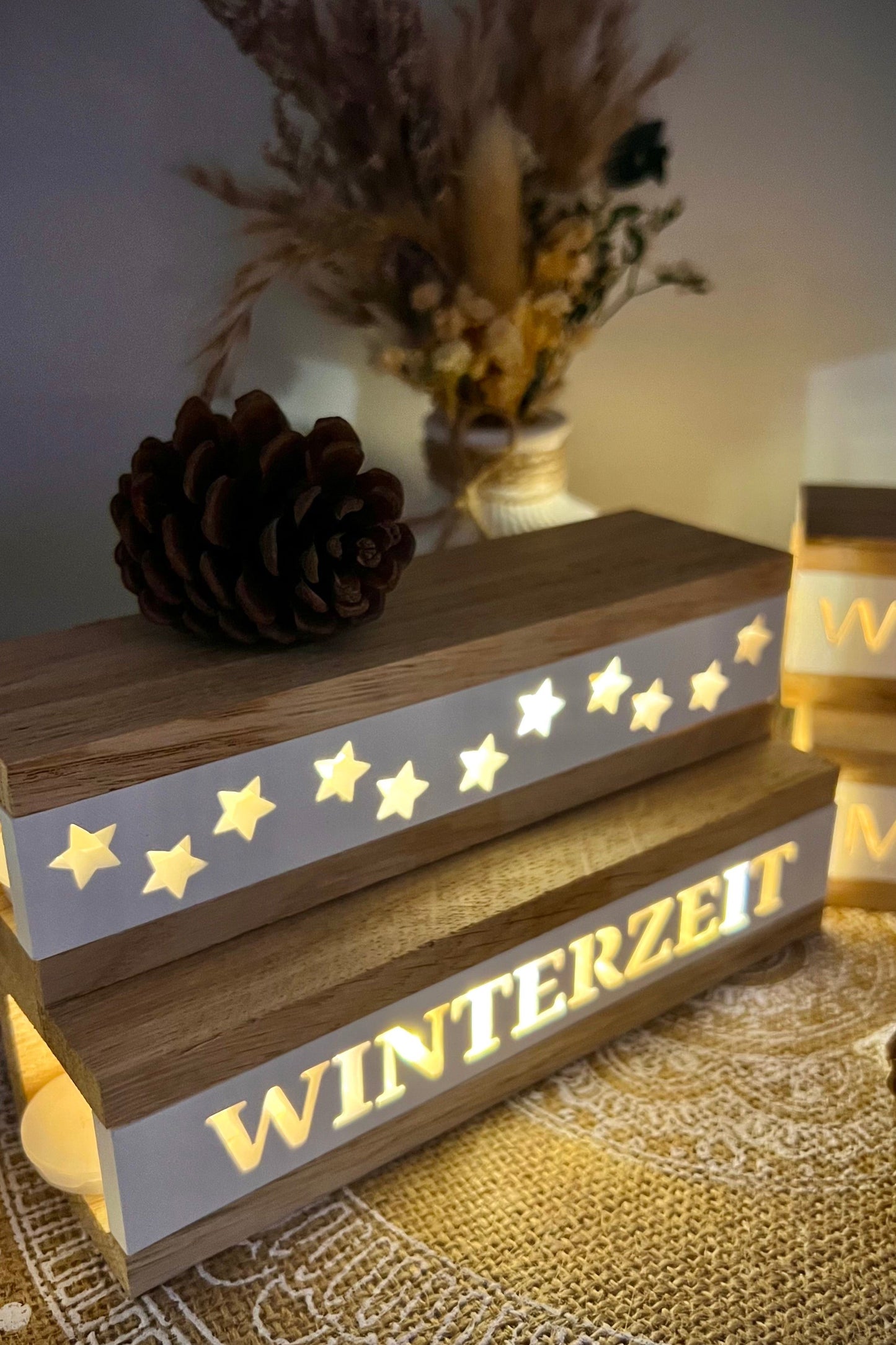 Lichtbox aus Eiche & Keramik – mit Schriftzug & Mini-Lichterkette | Winterdeko, Geschenkidee & Wohnakzent
(verschiedene Motive)