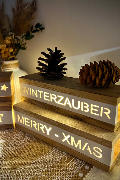 Lichtbox aus Eiche & Keramik – mit Schriftzug & Mini-Lichterkette | Winterdeko, Geschenkidee & Wohnakzent
(verschiedene Motive)